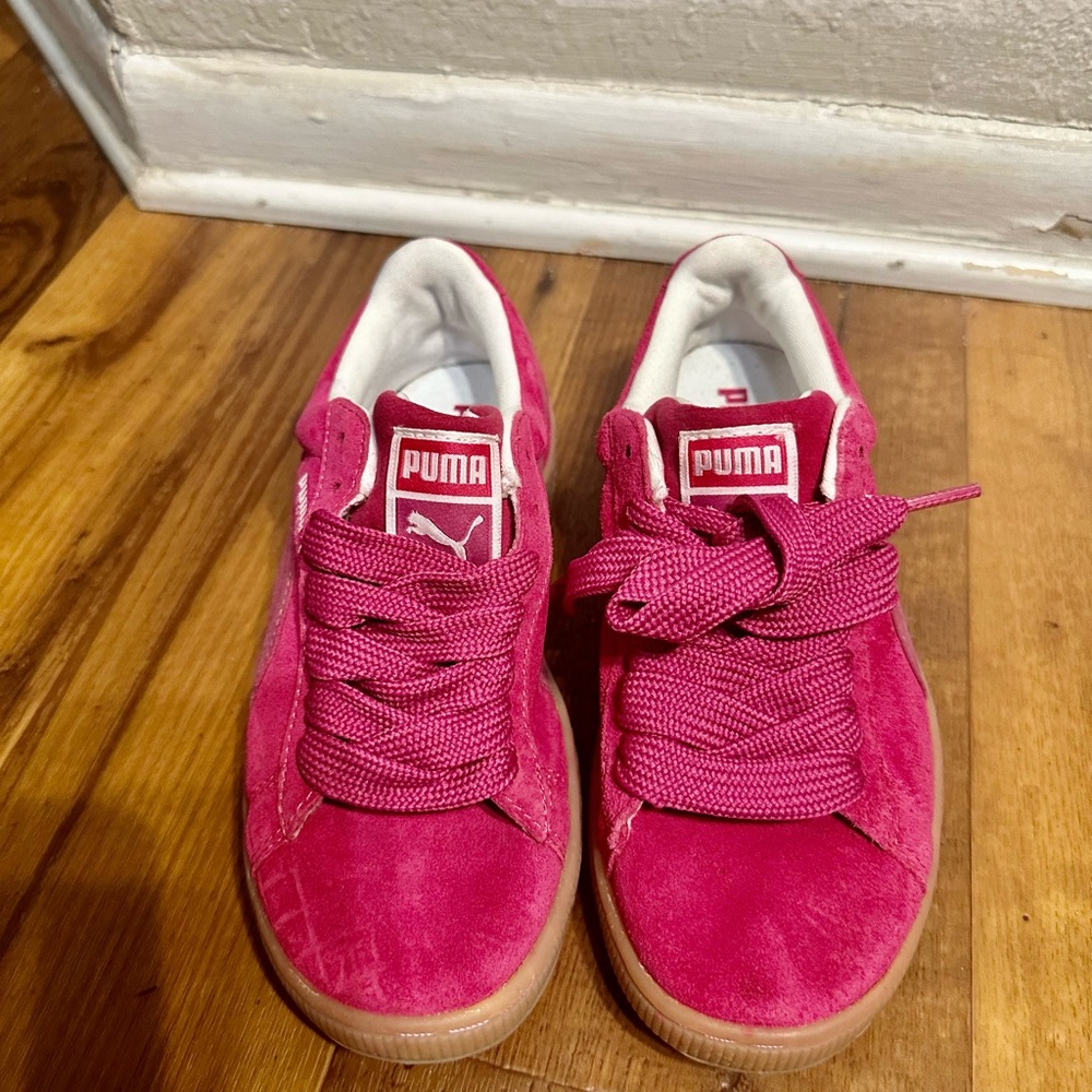 New, never worn Pink Puma 5 1/2 athletic shoes. Bright, comfortable, stylish!